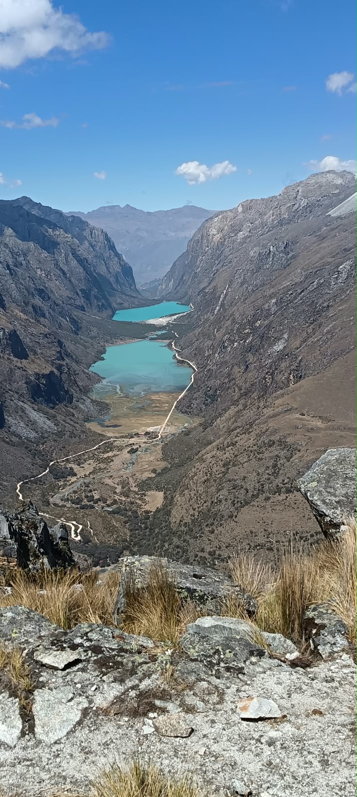 Approach: the Llanganuco valley and its lakes from the trail to the Moraine Camp